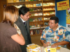 Dr-Risadinha-autografando-seu-livro-Sorria-1.jpg